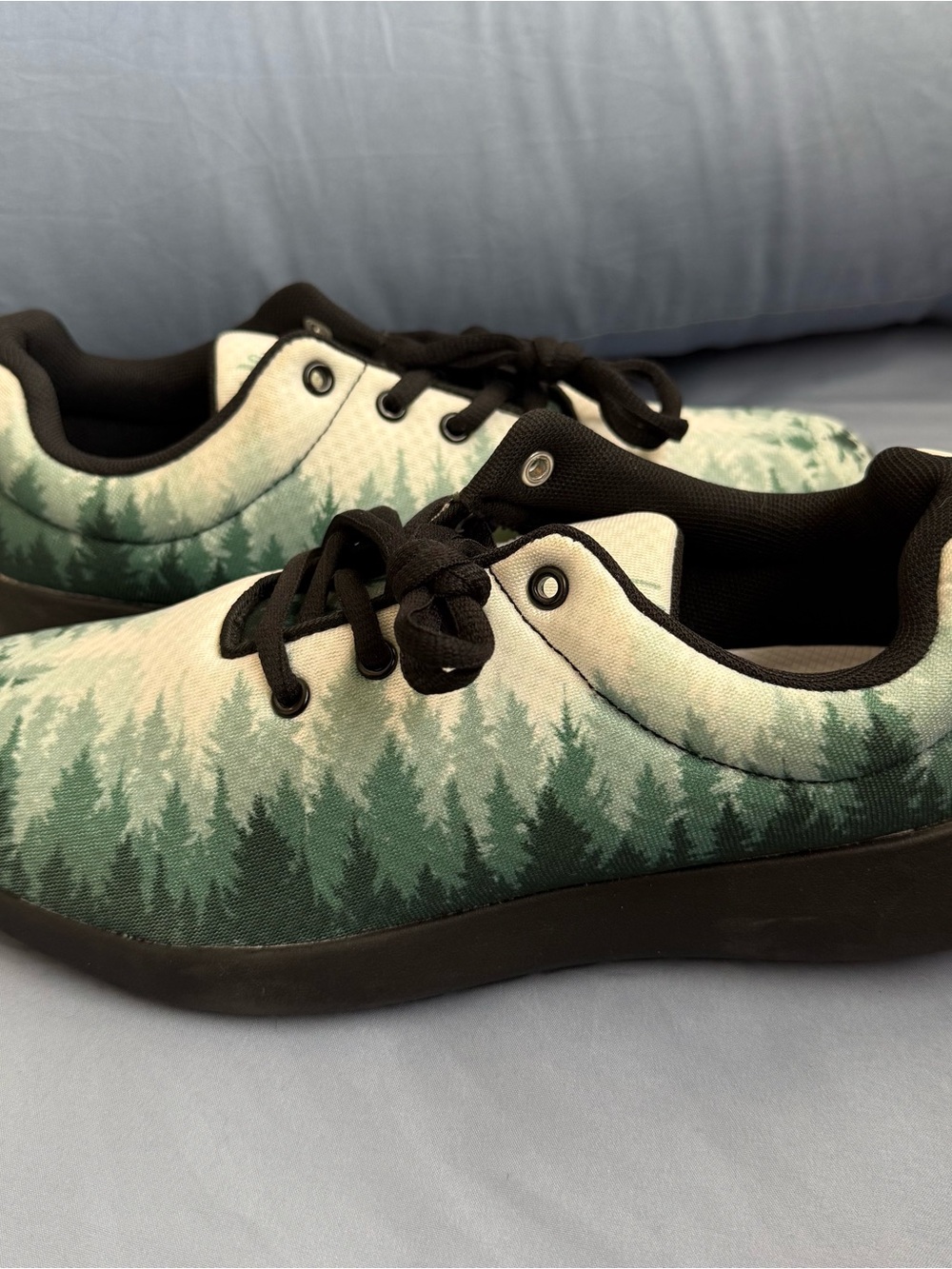 Women’s Yes We Vibe "Greenery Pines" White Lace-Up Sneakers - size 8.5
